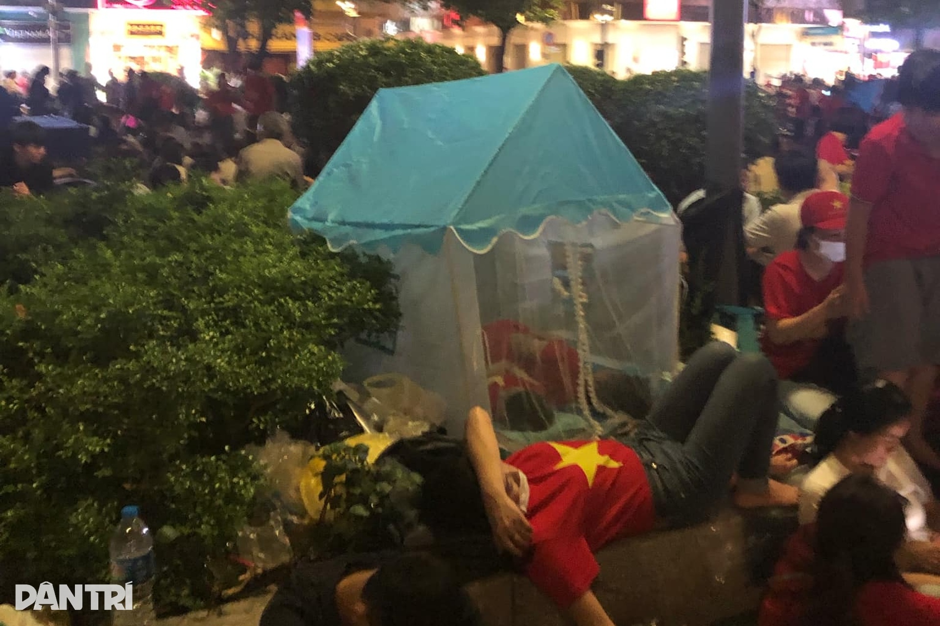 Muôn kiểu chờ xem diễu binh 30/4: Dựng lều, đắp chăn ngủ giữ chỗ - 5 Muôn kiểu chờ xem diễu binh 30/4: Dựng lều, đắp chăn ngủ giữ chỗ - 5