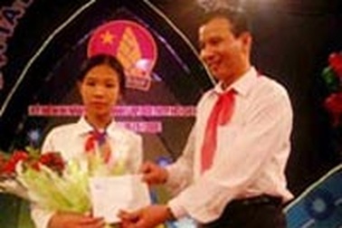 Cô bé mồ côi “dành tiền học bổng mua thuốc cho mẹ”