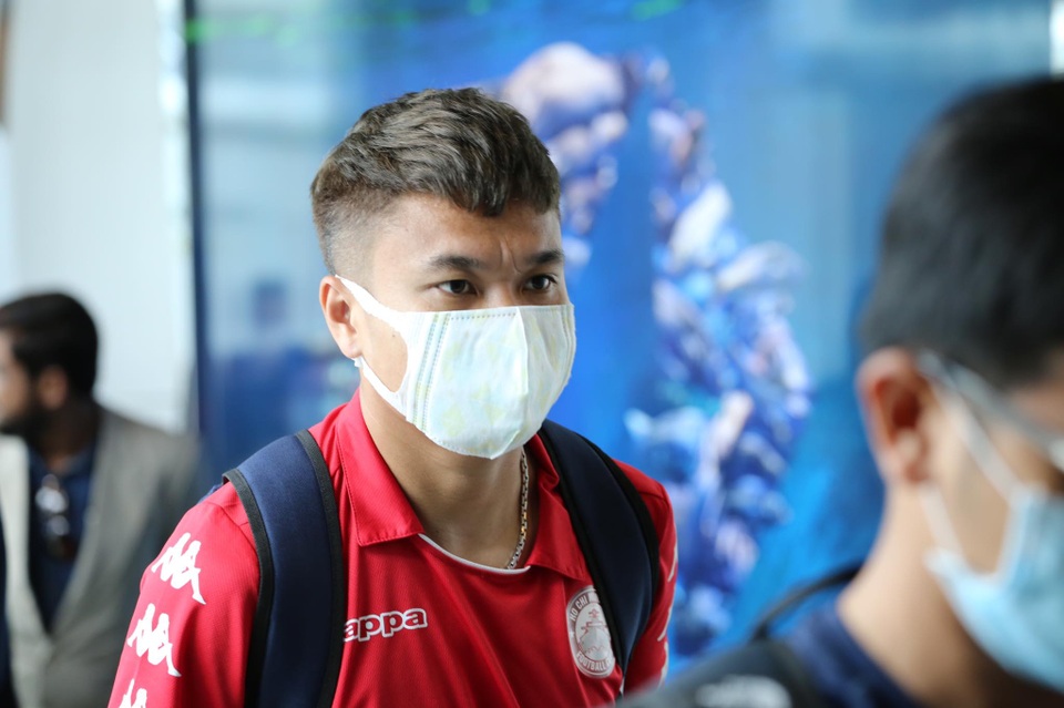 Công Phượng và đồng đội đeo kín khẩu trang khi đến Singapore - 4 Công Phượng và đồng đội đeo kín khẩu trang khi đến Singapore - 4