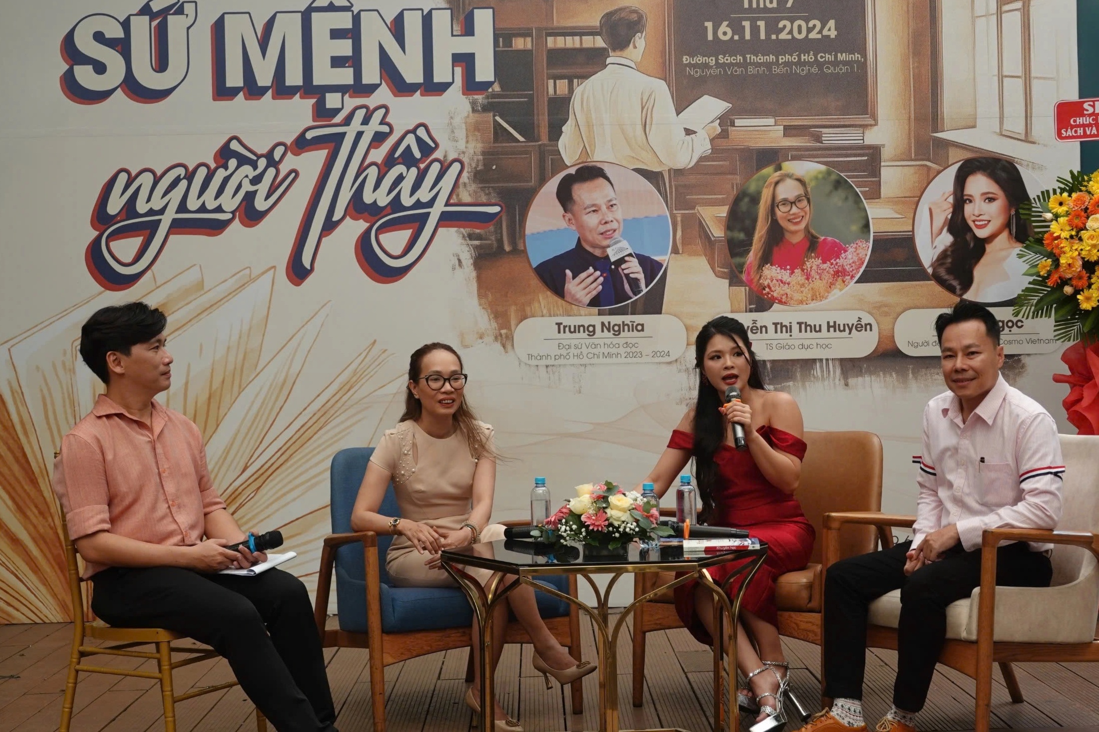 Pensyarah wanita menanggalkan topeng muka berkerut, bercerita tentang misi seorang guru - 1 Nữ giảng viên gỡ chiếc mặt nạ cau có, nói về sứ mệnh người thầy - 1