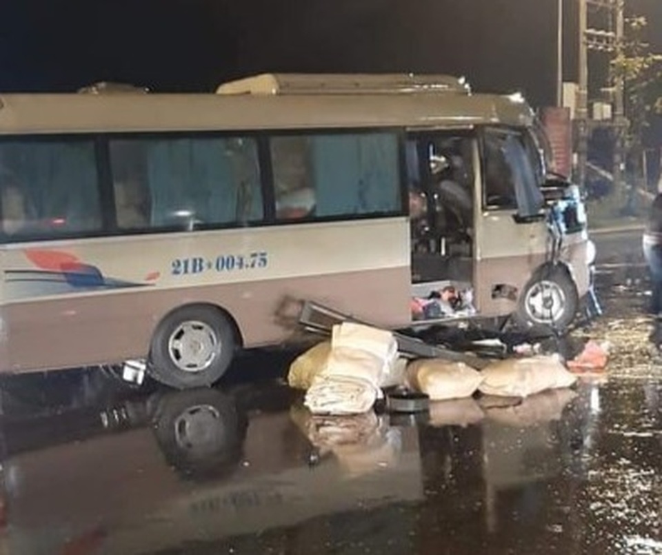Yên Bái: Va chạm giữa ô tô khách và xe đầu kéo, 4 người bị thương - 2 Yên Bái: Va chạm giữa ô tô khách và xe đầu kéo, 4 người bị thương - 2