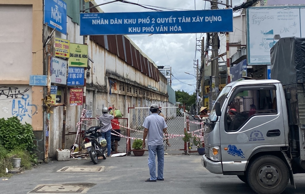 Được dân cầu cứu, Chủ tịch quận chỉ đạo phường dẹp ngay hàng rào cao ngất - 6 Được dân cầu cứu, Chủ tịch quận chỉ đạo phường dẹp ngay hàng rào cao ngất - 6