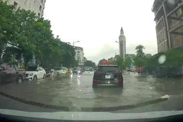 Tài xế lĩnh hậu quả vì phóng nhanh qua đoạn đường ngập nước