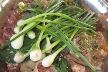 Về Ninh Thuận ăn dê hấp lá tía tô