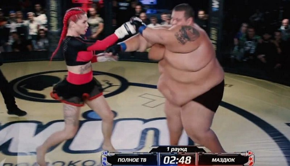 Nữ võ sĩ MMA hạ knock-out đối thủ nam nặng... 240 kg - 1 Nữ võ sĩ MMA hạ knock-out đối thủ nam nặng... 240 kg - 1