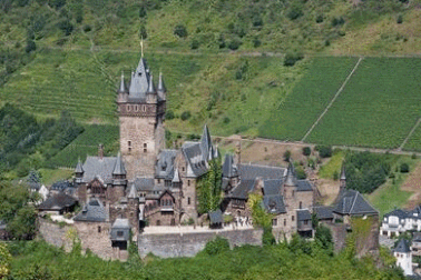 Ngắm tòa lâu đài tráng lệ hơn 1000 năm tuổi