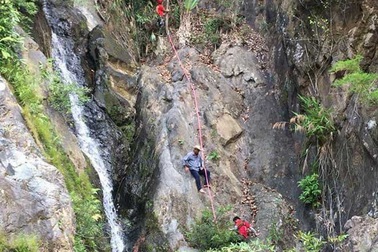 Nhóm chuyên gia leo núi đưa thi thể phượt thủ ra khỏi thác bảy tầng