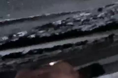 Một người đàn ông "bỗng dưng" mắc kẹt giữa khe tường 2 tòa nhà