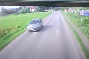 Thanh niên chạy xe máy ôm cua tốc độ cao, lao vào ô tô ngược chiều