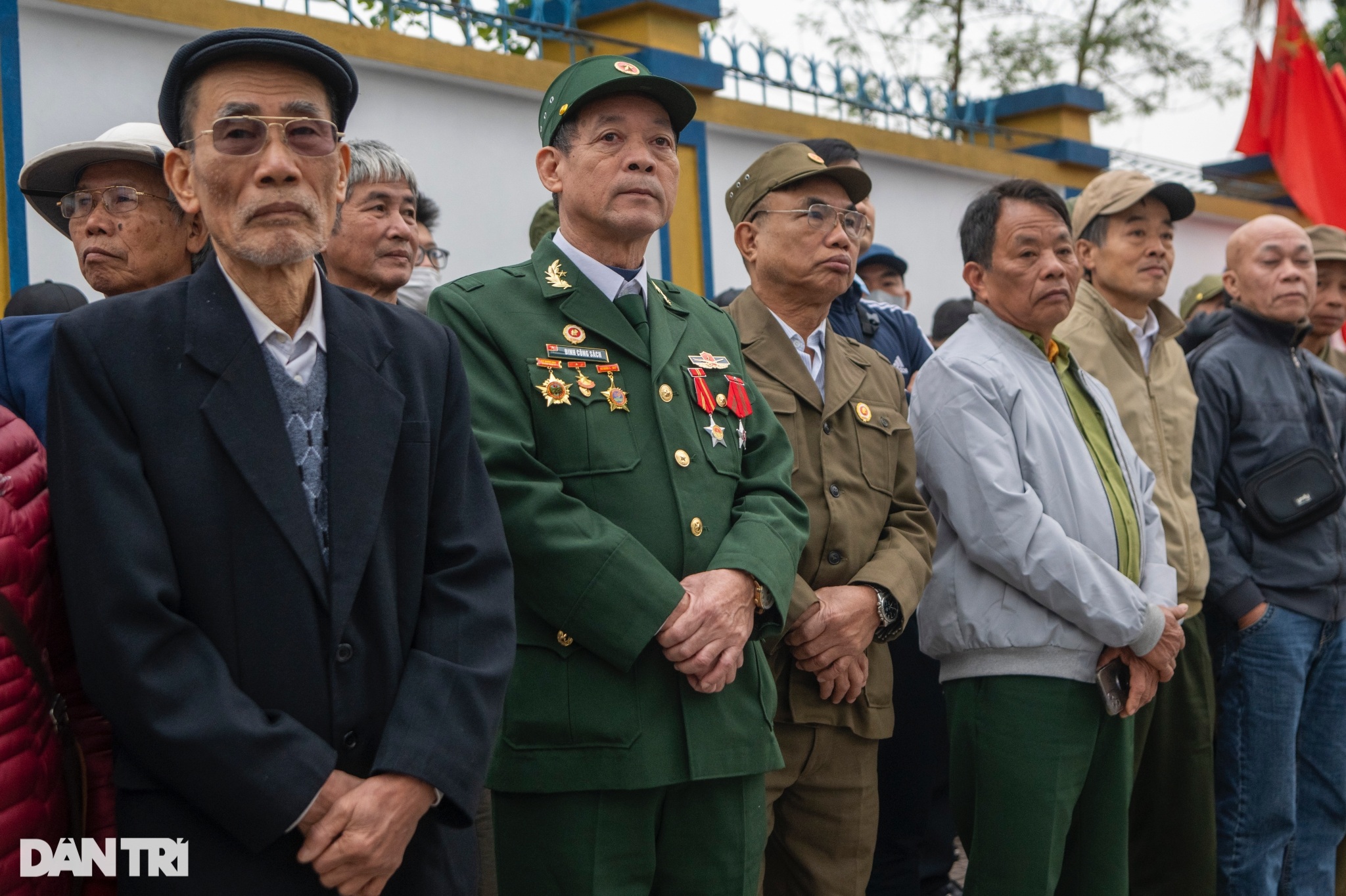 View - Người dân xếp hàng từ tờ mờ sáng để vào tham quan Triển lãm Quốc phòng | Báo Dân trí