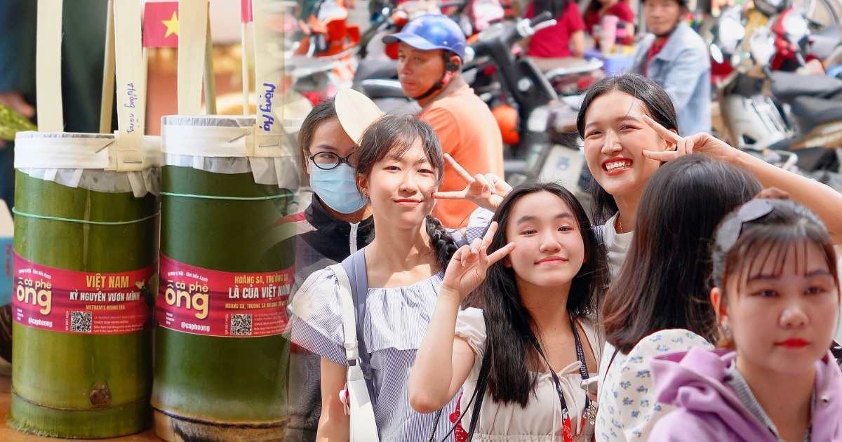 View - Cà phê ống tre gắn cờ đỏ sao vàng gây sốt, khách xếp hàng cả tiếng chờ mua | Báo Dân trí