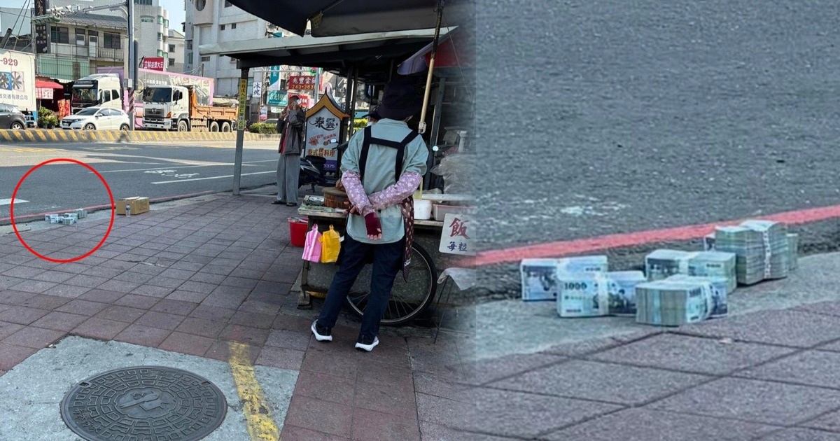 Người đàn ông mang hàng cọc tiền ra phơi nắng giữa đường