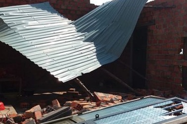 Lốc xoáy “thổi” bay mái nhà, 2 mẹ con thương vong