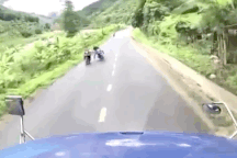 Kinh hoàng hai xe máy "dắt nhau" lao vào xe công-ten-nơ trên đường hẹp