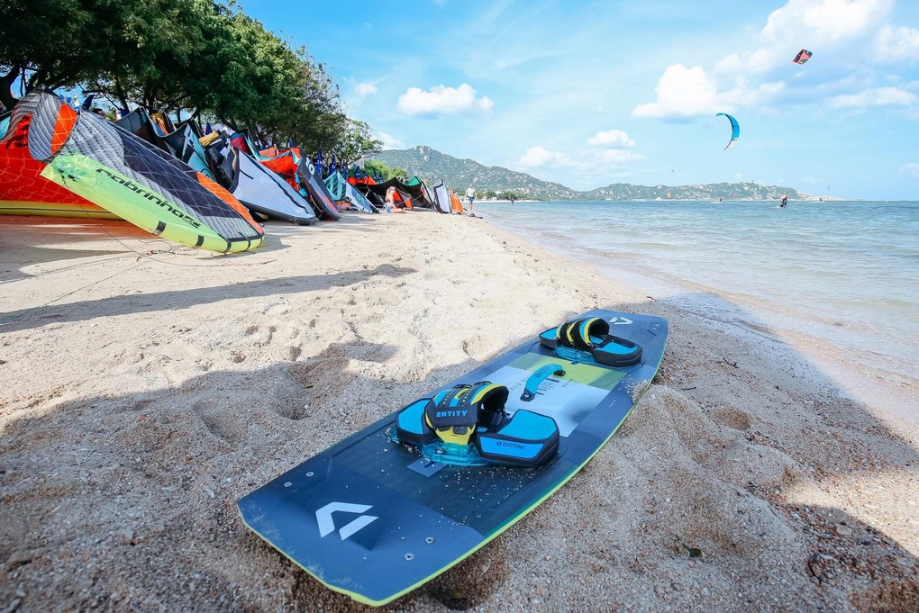 Hơn 100 vận động viên lướt ván diều bay lượn trên mặt biển Ninh Thuận - 9 Hơn 100 vận động viên lướt ván diều bay lượn trên mặt biển Ninh Thuận - 9