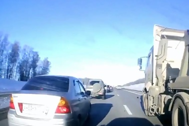 Những khoảnh khắc “thót tim” trên đường