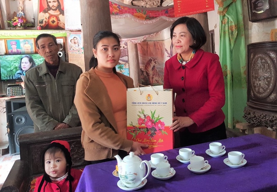 Phó Ban Tổ chức Trung ương trao quà tới công nhân có hoàn cảnh khó khăn - 3 Phó Ban Tổ chức Trung ương trao quà tới công nhân có hoàn cảnh khó khăn - 3