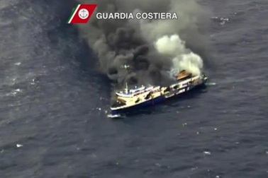 Ý mở điều tra hình sự về vụ cháy phà