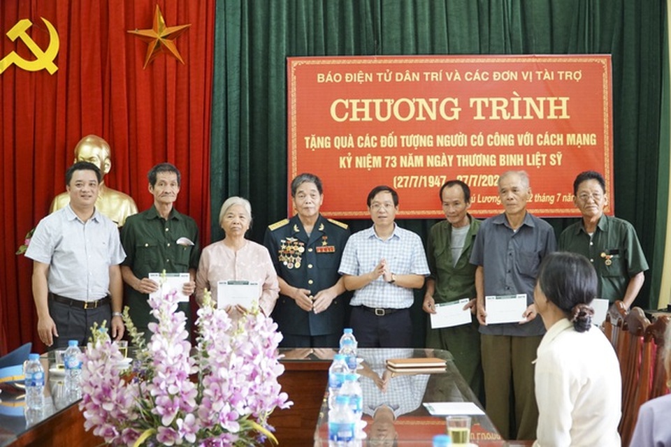 Bạn đọc Dân trí trao tặng 50 triệu đồng đến gia đình có công, nhân dịp 27/7 - 3 Bạn đọc Dân trí trao tặng 50 triệu đồng đến gia đình có công, nhân dịp 27/7 - 3