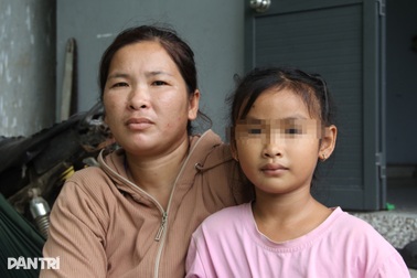 Chạy ăn từng bữa, mẹ phải trả góp để mua “tấm vé an toàn” cho con