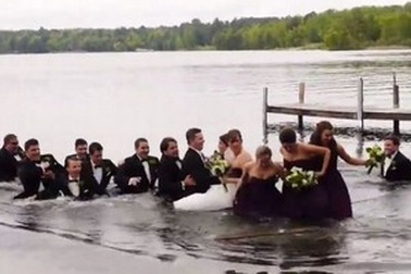 Sự cố hy hữu trong đám cưới khiến cô dâu, chú rể ướt sũng