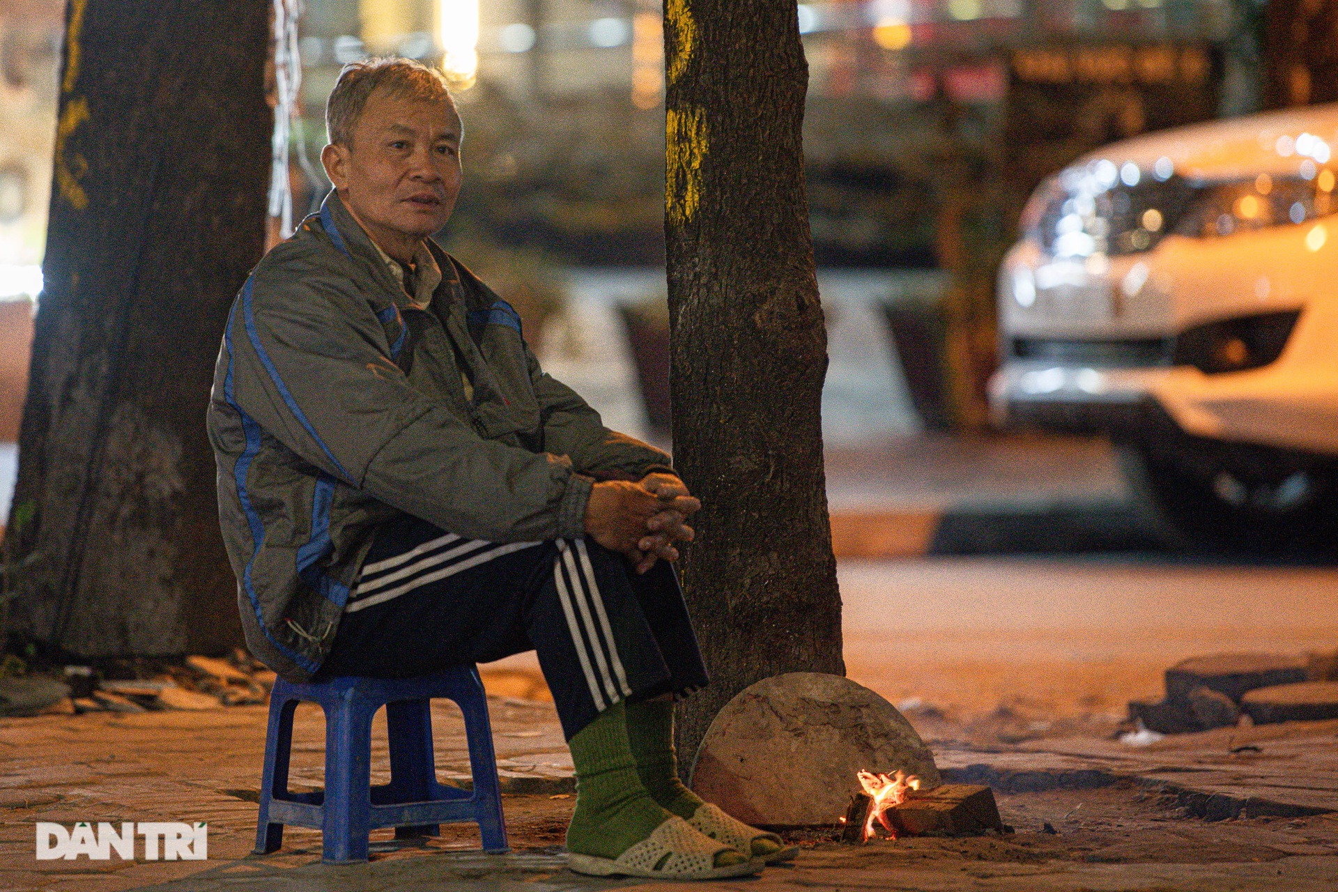 Chủ quán trà đá ở Hà Nội nhóm bếp củi, sưởi ấm cho khách trên vỉa hè - 4