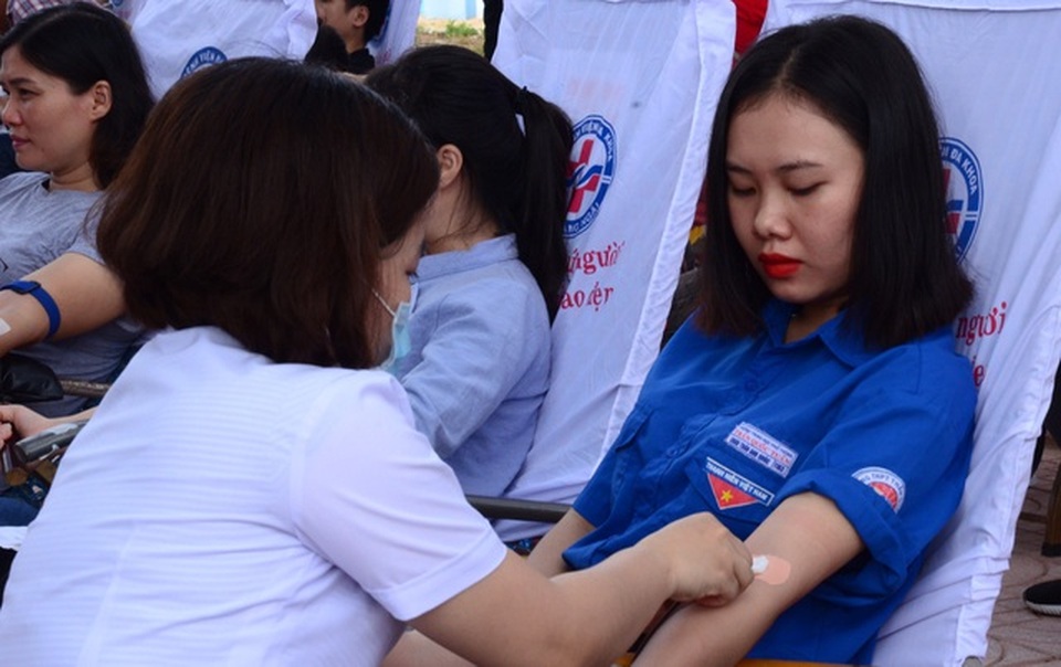 Quảng Ngãi: Nhiều học sinh ưu tú được vinh dự đứng vào hàng ngũ của Đảng - 2 Quảng Ngãi: Nhiều học sinh ưu tú được vinh dự đứng vào hàng ngũ của Đảng - 2