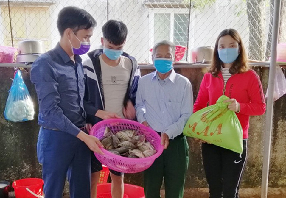 Chiến sĩ 73 tuổi mang chân giả xung phong đứng chốt kiểm dịch - 3