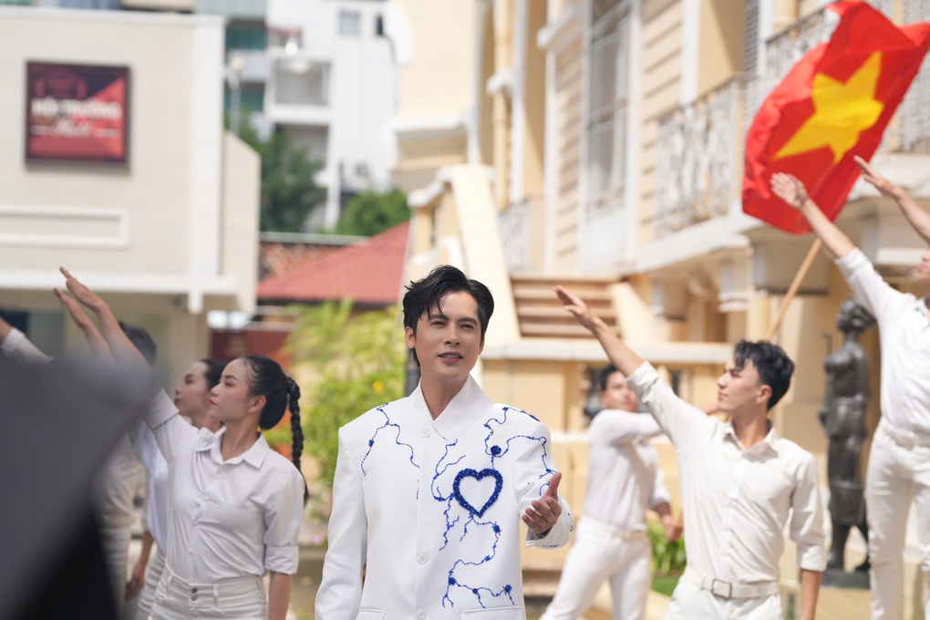 សិល្បករកិត្តិយស Vo Minh Lam និងតារាចម្រៀង Minh Sang នាំយកល្ខោនអូប៉េរ៉ាកំណែទម្រង់ចូលក្នុងក្បួនដង្ហែយុវជន - ២ NSƯT Võ Minh Lâm, ca sĩ Minh Sang đưa cải lương vào hành khúc tuổi trẻ - 2