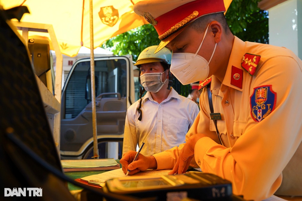 Uống vui một chén rượu, người đàn ông đi xe máy bị xử phạt 7 triệu đồng - 8 Uống vui một chén rượu, người đàn ông đi xe máy bị xử phạt 7 triệu đồng - 8