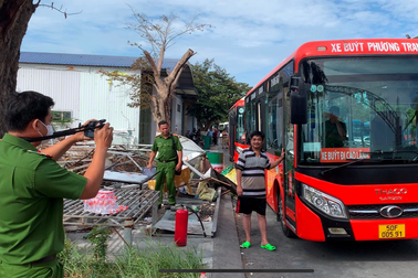 Tài xế xe buýt cứ tức giận là lại đốt xe