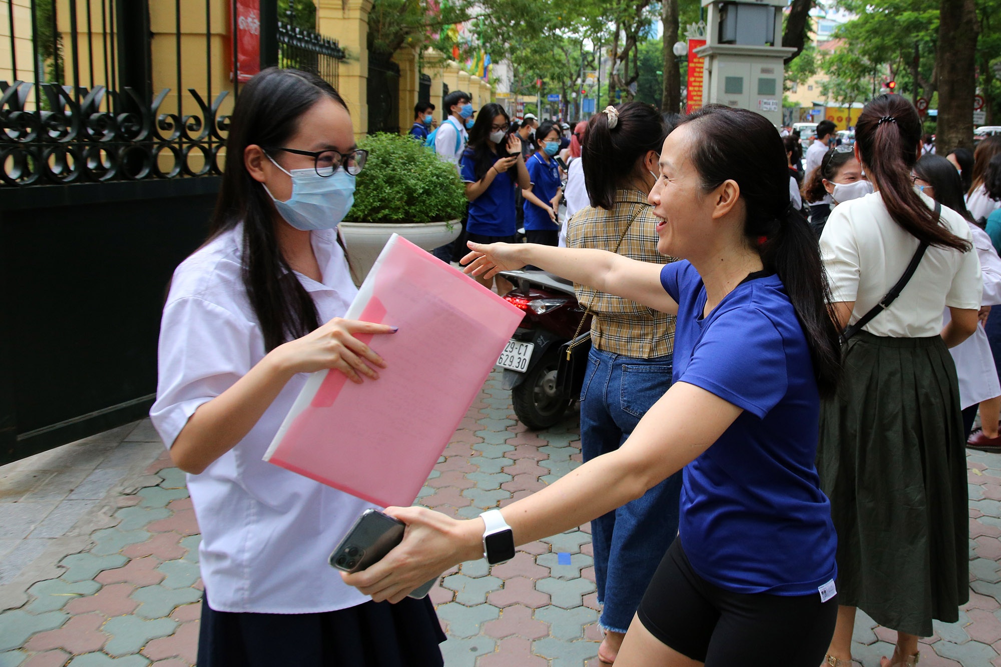 Hình ảnh cảm động bên ngoài phòng thi môn Văn - 6 Hình ảnh cảm động bên ngoài phòng thi môn Văn - 6