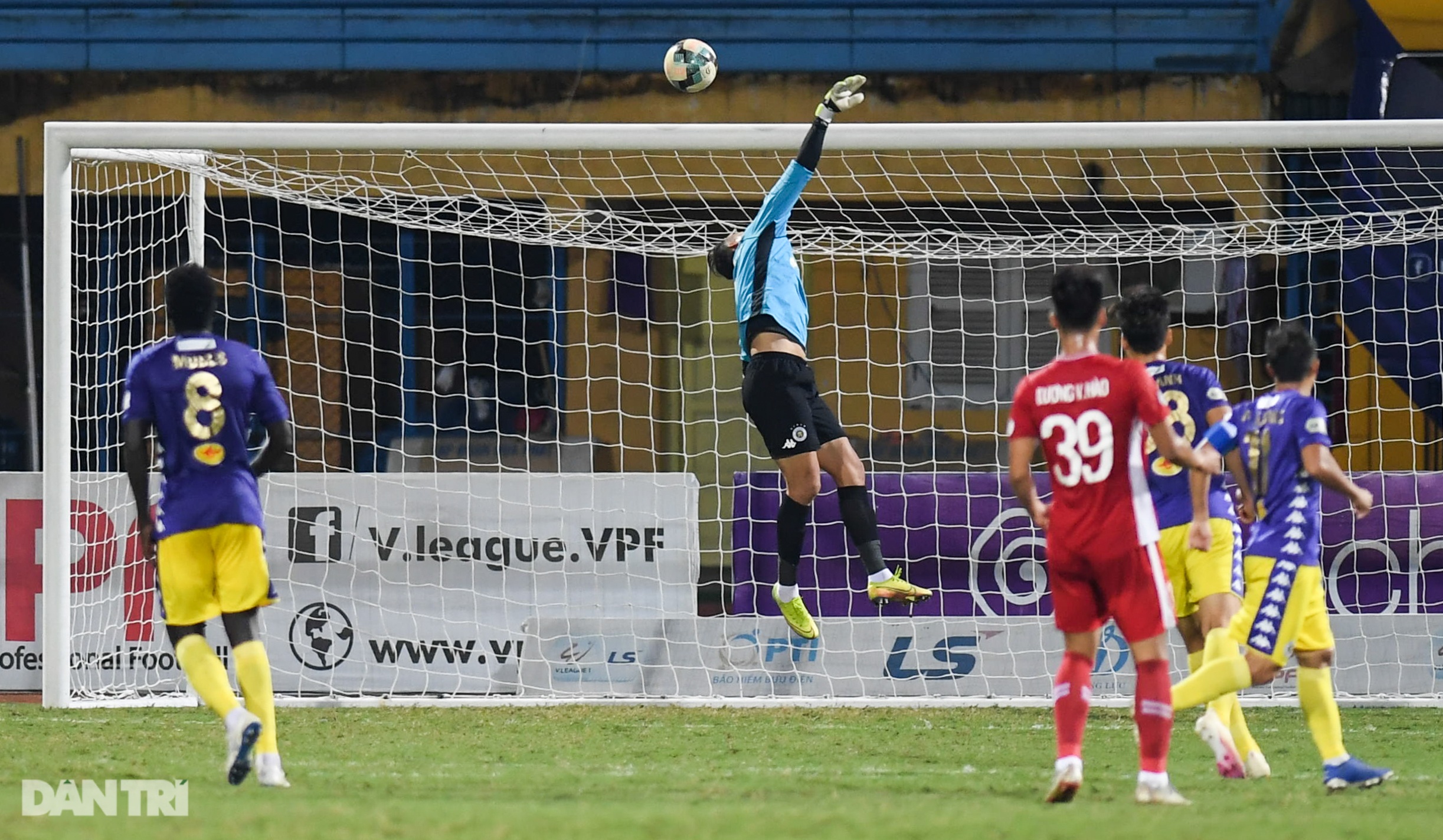 CLB Viettel 0-0 CLB Hà Nội: Kẻ vững ngôi đầu, người tụt thứ hạng - 17 CLB Viettel 0-0 CLB Hà Nội: Kẻ vững ngôi đầu, người tụt thứ hạng - 17