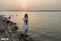 Mặc nắng nóng, giới trẻ đổ xô đi ngắm hoàng hôn ven bờ sông Hồng