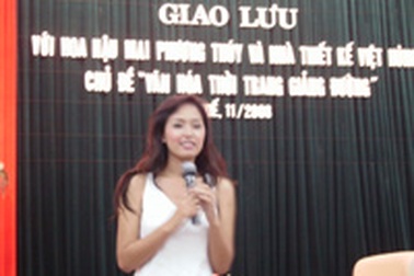 Hoa hậu Mai Phương Thúy giao lưu với Sinh viên Huế 