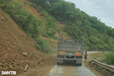 Nhiều điểm sạt lở trên tuyến đường huyết mạch từ Nghệ An sang Lào