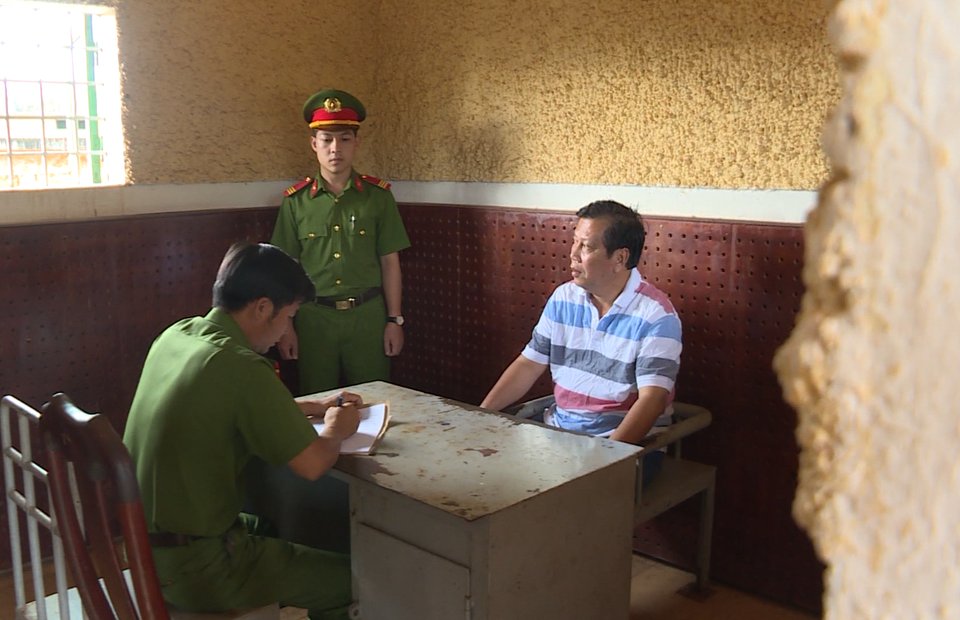 Khởi tố 3 chủ doanh nghiệp tiêu thụ xăng giả của “đại gia” Trịnh Sướng - 2 Khởi tố 3 chủ doanh nghiệp tiêu thụ xăng giả của “đại gia” Trịnh Sướng - 2