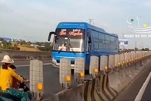 Người phụ nữ chở con nhỏ bằng xe máy chạy ngược chiều trên cao tốc