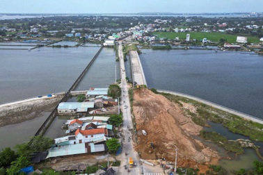 Cầu chậm tiến độ gần một thập kỷ, ban quản lý "xin" thêm một năm