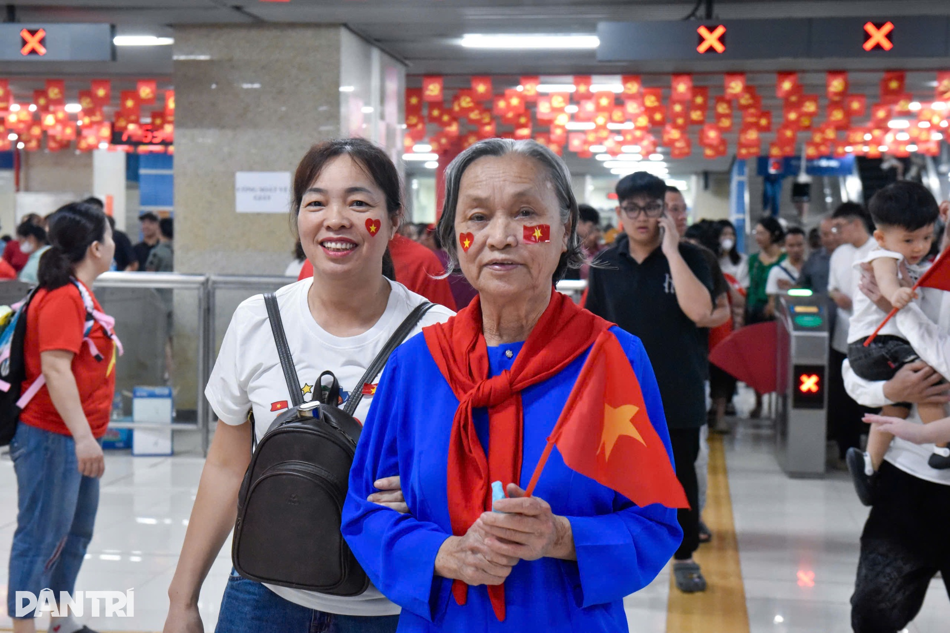 고가철도에서 수도 변경을 지켜보는 참전용사들 - 11 Cựu binh xúc động ngắm Thủ đô đổi thay từ chuyến tàu trên cao - 11