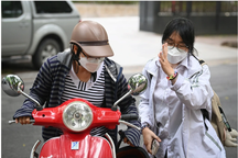 Trốn làm đi đón con đúng giờ nhà trường quy định, mẹ suýt bị đuổi việc