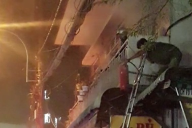 Ba bố con bỏng nặng trong căn phòng bốc cháy nồng nặc mùi xăng