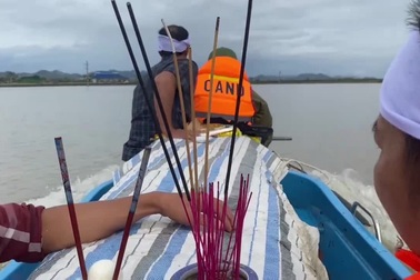 Công an vượt lũ đưa thi thể cụ bà đi hỏa táng