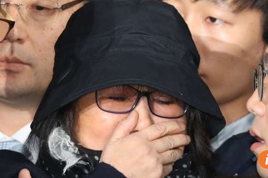 Người tình trẻ của bạn thân Tổng thống Hàn Quốc trình diện công tố viên