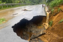 "Hố tử thần" xuất hiện trên mặt đường quốc lộ sau trận mưa lớn