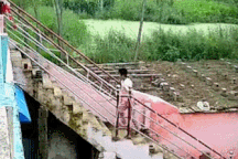 Bà phản ứng đầy bình tĩnh cứu cháu bị điện giật khiến dân mạng thán phục