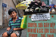 Chàng trai sửa giày miễn phí cho người nghèo ở Sài Gòn