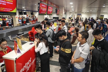 Sân bay Tân Sơn Nhất giảm nhiệt ngày 29 Tết