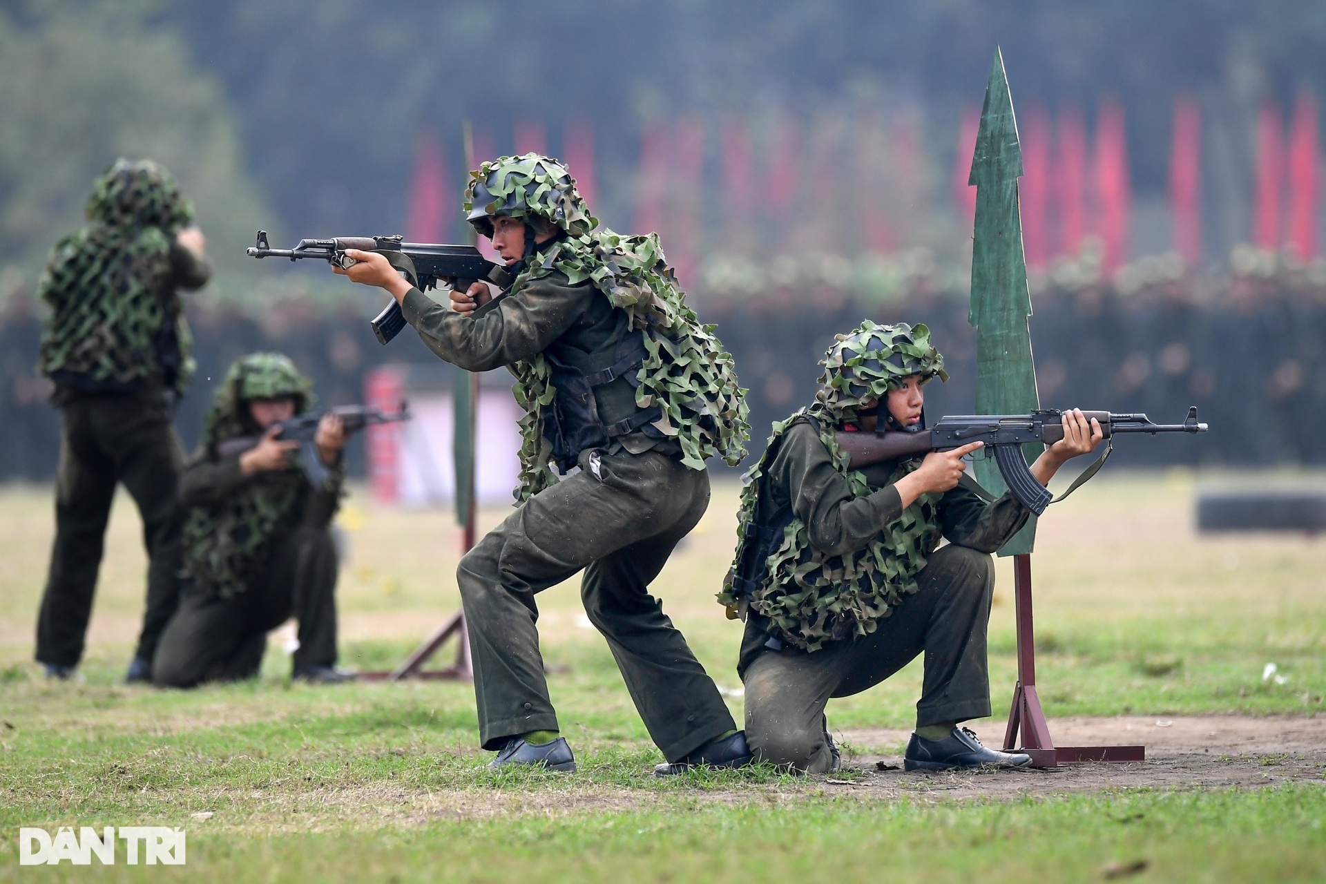 Mãn nhãn màn võ thuật, bắn súng vây bắt tội phạm của nữ sinh công an - 11 Mãn nhãn màn võ thuật, bắn súng vây bắt tội phạm của nữ sinh công an - 11