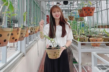 Nghệ nhân Lê Hải Yến chia sẻ bí quyết trồng lan đơn thân nhanh ra rễ